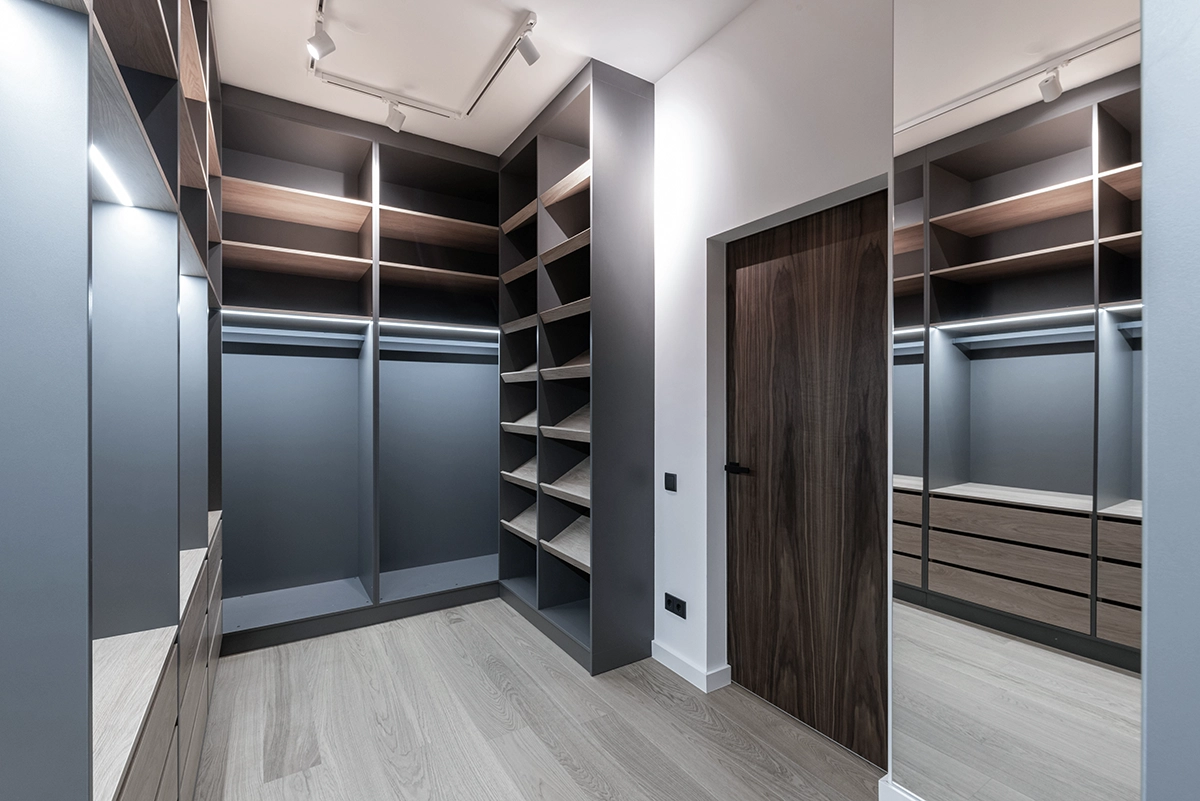 Modern built-in closet with open shelving and mirrored panels – Home Upgrade Ideas for Campbellford by Renossance
