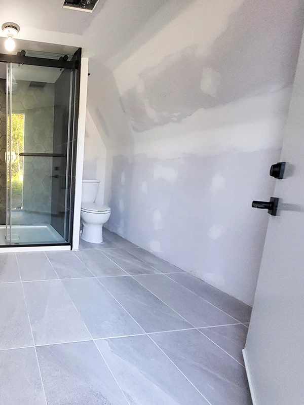 Drywall Repair and Drywall Installation Trent Hills – finished bathroom drywall with smooth seams and tile flooring